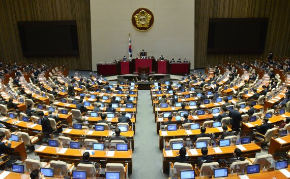 더불어민주당 소속 의원들이 지역구 국회의원 및 지방의원에 여성 40% 이상 공천을 의무화하는 법안을 발의했다. 사진=공동취재단