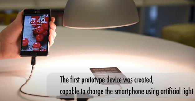 사울 테크놀로지스의 페로브스카이트 태양전지 모듈이 전등 빛을 이용해 생산한 전기로 스마트폰을 작동하고 있다. 사울 테크놀로지스 홈페이지 캡쳐