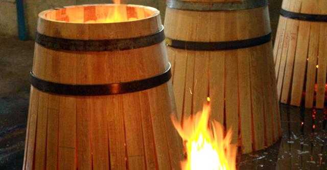 향을 깊게 하기 위해 와인 오크통을 불에 굽고 있다. 와인폴리 캡처