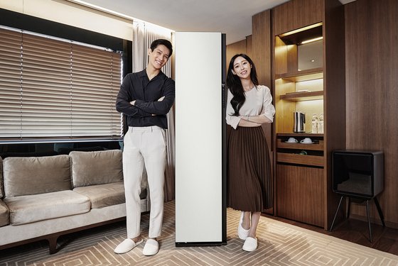 삼성전자 모델들이 서울신라호텔에 마련된 'Experience room with 에어드레서'에서 '비스포크 에어드레서'를 소개하고 있다. 삼성전자 제공