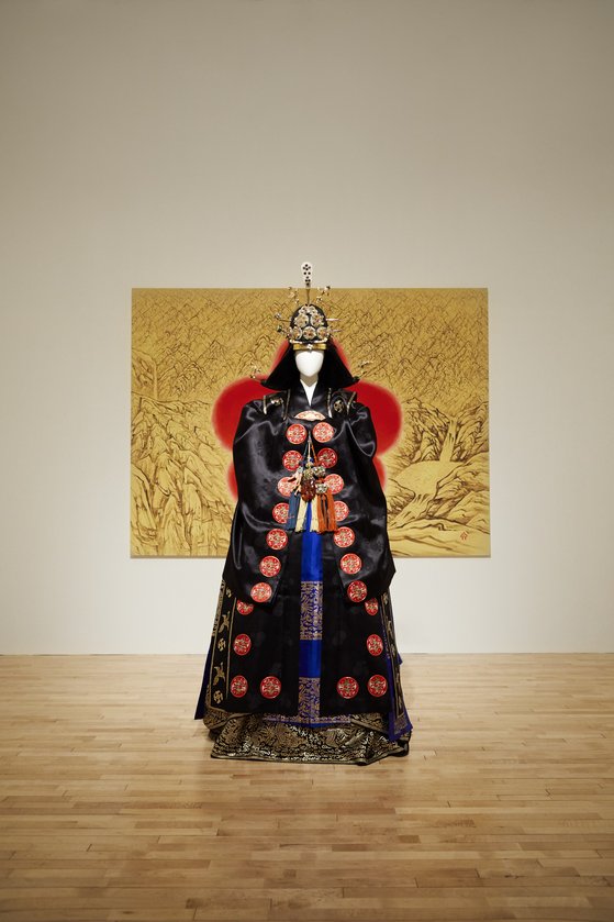 김병종 화백의 그림 앞에서 적의를 입고 칠적관을 쓴 채 서있는 조선시대 왕비 마네킹. [사진 남원시]