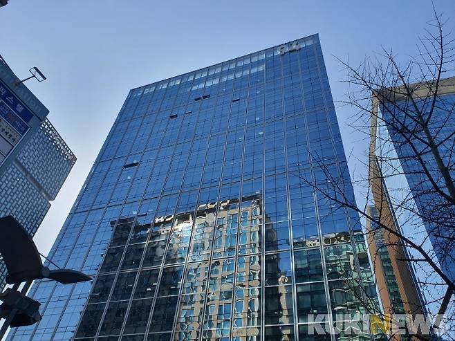 ▲박막형 태양광 전지가 설치된 서울 종로의 94빌딩. /사진=조계원 기자