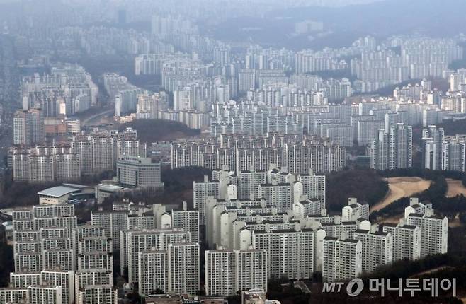 [용인=뉴시스]이윤청 기자 = 10일 오후 경기도 용인시 기흥구 일대 아파트들이 보이고 있다. (항공촬영 협조 : 서울경찰청 이용길 경감, 경기북부경찰청 김용옥 경위) 2021.02.10. radiohead@newsis.com