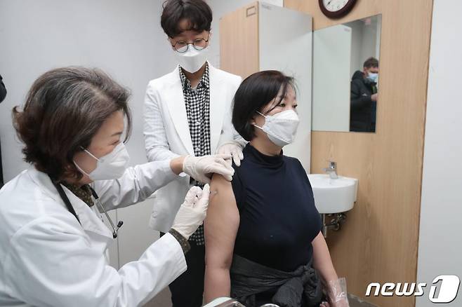 신종 코로나 바이러스 감염증(코로나19) 백신 접종이 시작된 26일 오전 서울 송파구보건소에서 요양병원 종사자들이 아스트라제네카 백신 접종을 받고 있다. /사진=뉴스1
