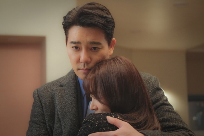 The temperature difference hugs of Lee Tae-gon, Park Joo-Mi and Song Ji-in, Marriage Lyric Divorce Composition, have been revealed.TV CHOSUN Weekend Mini Series Marriage Writer Divorce Composition (Phoebe, Lim Sung-han)/Director Yoo Jung-joon, Lee Seung-hoon/Produced (Jidam Media), Green Snake Media/hereinafter The Join Song)My father said, I dont even know the wind bar, and I was shocked by the dramatic contrast between my 40-year-old wife, Park Joo-Mi, and Ami, and Lee Tae-gon, who was drunk and sleeping.In this regard, Lee Tae-gon, Park Joo-Mi and Song Ji-in, who have been ominous in the last 10 endings, are attracting attention because they have caught the next hot temperature difference.In the play, Shin Yu-shin is different from his wife and adulterous woman. Shin Yu-shin wakes up his wifes stupid instincts with a charming hug,On the other hand, Ami, a 16-year-old girl, is a double-faced woman who shows the worlds heartbreaking hug.Currently, Shin Yu-shin is thoroughly deceiving Safi Young, and Shin Yu-shin is paying attention to whether he can continue this concealment work without being seen to the end.The scene of 1 Day 2 ug, played by Lee Tae-gon, Park Joo-Mi and Song Ji-in, was filmed in early February.Shin Yusin is a person who commits an affair, but he wants to be seen as a perfect husband. The hug scene of the two people also has to reveal a little different sweetness.Lee Tae-gon, who had been struggling with the script to the point of being tattered to do this, played with Park Joo-Mi without hesitation and directed the opposite side of Tikitaka Chemi and Song Ji-in as a strong senior, and impressed the scene.Lee Tae-gons unique consideration, which matches the opponents role anywhere, gave a great impression on the filming scene.