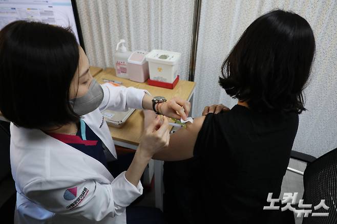 27일 오전 서울시 중구 을지로 국립중앙의료원 중앙예방접종센터에서 의료원 의료진이 화이자 백신을 접종 받고 있다. 사진공동취재단