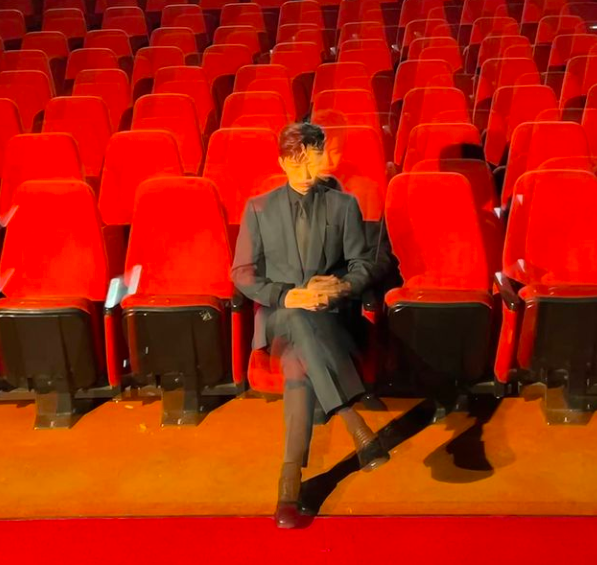Trott Singer Lim Young-woong began communicating with fans through photos.Lim Young-woong posted a picture on his Instagram on the afternoon of the 27th and then commented one minute ago.The photo he posted on the day shows Lim Young-woong sitting in the seats of the theater.But the red chair seat and the red cafe on the floor made it feel artistic. Above all, the shaking effect doubled the artistic atmosphere.Meanwhile, Lim Young-woong, Youngtak, Lee Chan Won, Jang Min Ho, Jung Dong Won and Kim Hie-jae are ahead of the All States Concert of Mr. Trot.Lim Young-woong SNS