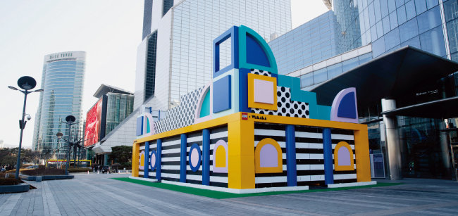 서울 강남구 코엑스 동문 광장에 설치된 레고 하우스 오브 도트. 2월 말 철수한다. [지호영 기자]