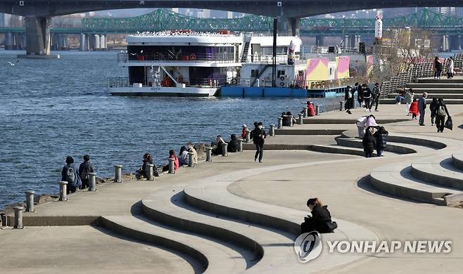 포근한 한강공원의 오후 포근한 날씨가 이어지는 26일 오후 서울 영등포구 여의도한강공원에서 시민들이 휴식을 취하고 있다. [연합뉴스 자료사진]