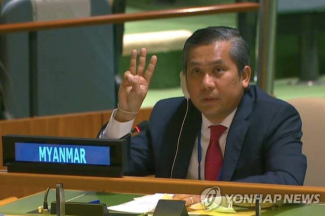 주유엔 미얀마 대사, 저항의 상징 '세 손가락 경례' [유엔 로이터=연합뉴스. 제3자 제공, 재판매 및 DB 금지]