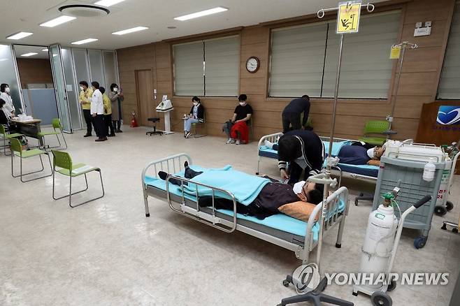 이틀째 진행 중인 AZ 백신 접종 (광주=연합뉴스) 정회성 기자 = 27일 오전 광주 서구 다사랑병원에서 아스트라제네카(AZ) 백신 접종을 마친 의료진과 종사자가 대기공간에 머물며 건강상태를 살펴보고 있다. hs@yna.co.kr