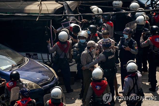 시위대 체포하는 미얀마 경찰 [양곤 AFP=연합뉴스]