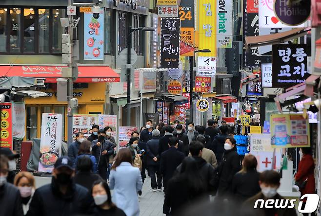 25일 오후 서울 명동 음식점 거리가 북적이고 있다. 2021.2.25/뉴스1 © News1 구윤성 기자