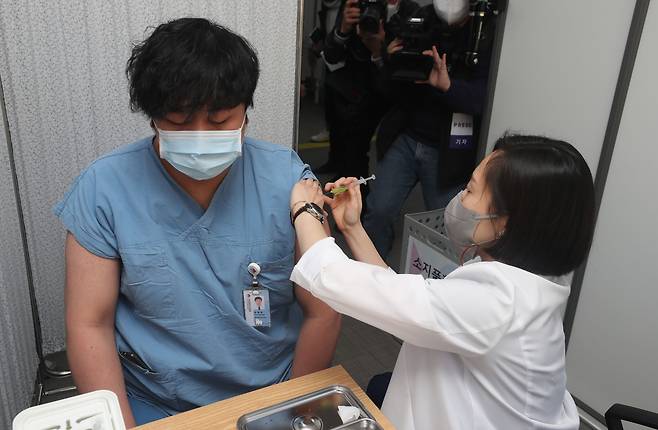 27일 오전 서울 중구 국립중앙의료원 중앙예방접종센터에서 한 의료 종사자가 화이자 백신을 맞고 있다. /사진공동취재단