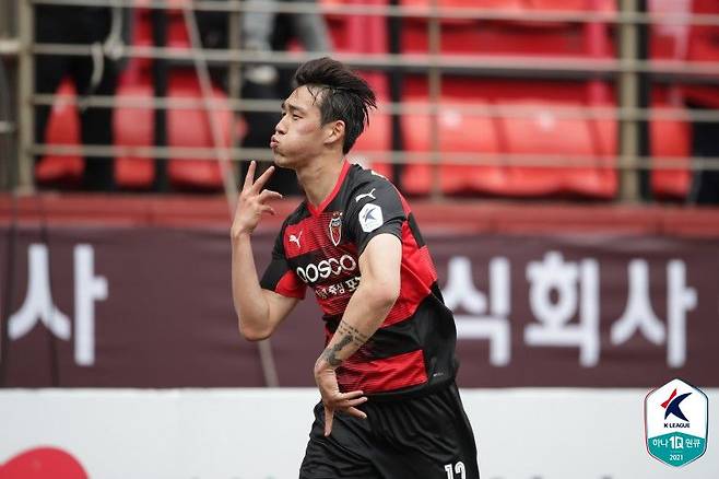 포항의 송민규가 28일 포항스틸야드에서 열린 20201 K리그1 1라운드 홈 경기에서 역전골을 넣고 세리머니를 하는 모습./한국프로축구연맹