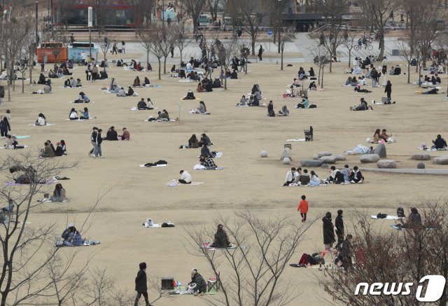 28일 오후 서울 여의도 한강공원을 찾은 시민들이 휴식을 취하고 있다.  2021.2.28/뉴스1 (서울=뉴스1)