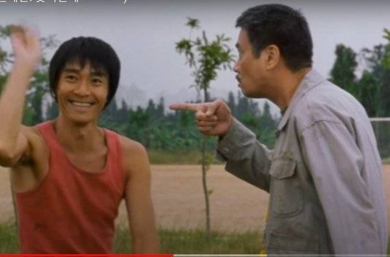 '소림축구'는 오맹달과 주성치가 함께 찍은 마지막 영화가 됐다. 오맹달은 이 작품 이후 건강이 악화되면서 홍콩영화계를 잠시 떠났다. 하지만 일각에선 오맹달이 주성치의 다음 작품인 '쿵푸허슬'에 캐스팅되지 못하면서 두 사람 사이의 거리가 멀어졌다는 이야기가 나왔다. 사진=소림축구 갈무리