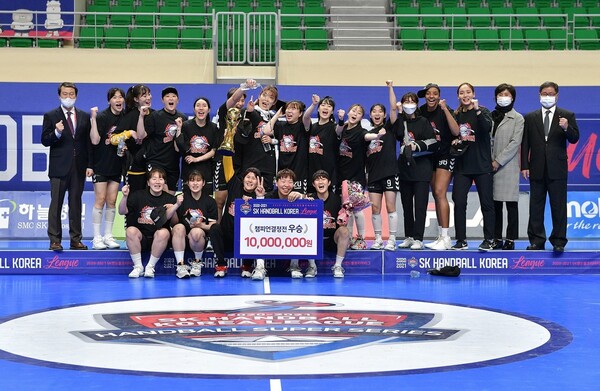 26일 2020~2021 SK핸드볼 코리아리그 여자부에서 우승한 부산시설공단 선수들이 기뻐하고 있다.