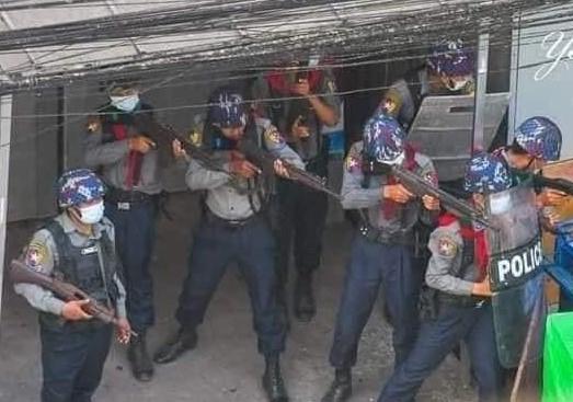 28일 미얀마 양곤에서 경찰로 위장한 것으로 의심되는 군병력이 현지에서 'G3'로 불리는 소총을 시민들에게 겨누고 있다. SNS 캡처