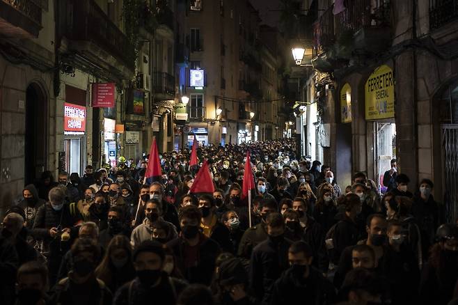 래퍼 하셀의 석방을 요구하며 바르셀로나 거리에서 시위를 벌이는 시민들. AP=연합뉴스