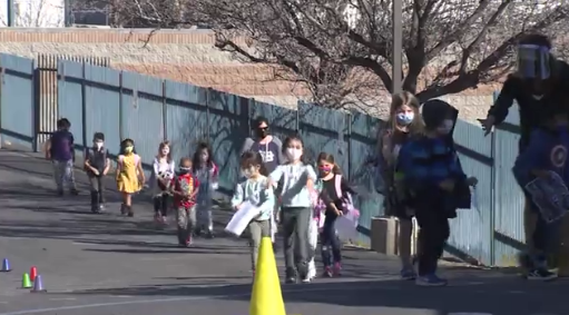 등교 수업을 끝낸 학생들, LA 산타클라리타 스티븐슨 랜치 초등학교 (22일). ( 출처:KBS 뉴스 화면 캡처)