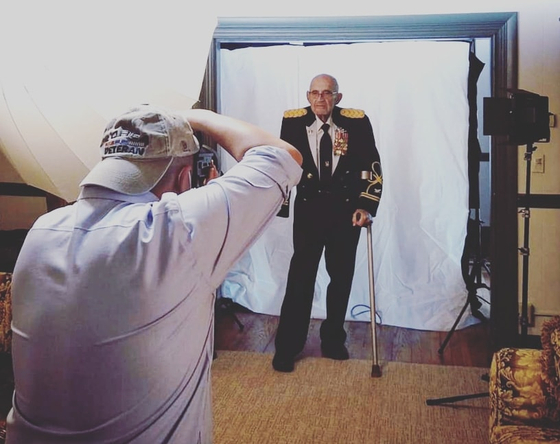 Rami Hyun is taking the picture of William Weber, a U.S. Army colonel who is a veteran of both World War II and the Korean War. [RAMI HYUN]