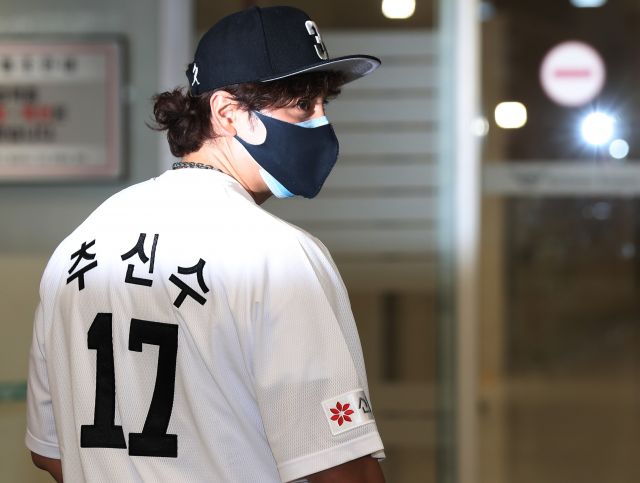 추신수가 지난 25일 인천국제공항으로 귀국하면서 신세계그룹 야구단의 임시 유니폼을 입고 있다. 그의 등번호는 17번이다. 연합뉴스
