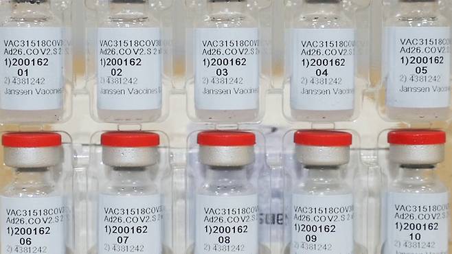 존슨앤드존슨이 지난해 12월 2일 공개한 코로나19 백신 샘플 사진. AP연합뉴스