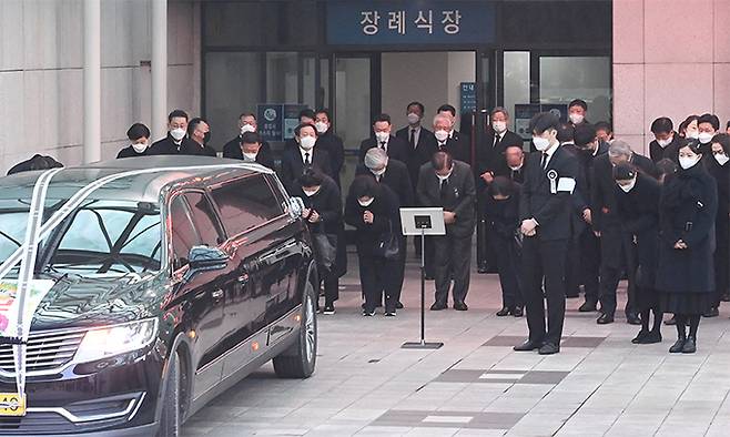 지난 3일 서울 송파구 서울아산병원 장례식장에서 고 정상영 KCC 명예회장의 발인식이 열리고 있다. 정몽익 KCC글라스 회장이 아내 최은정씨와 사이에서 낳은 장남 제선씨(앞줄 오른쪽 팔에 상주 표식을 두른 이) 등 3남매가 할아버지에게 마지막 인사를 올리고 있다. 세계일보 자료사진