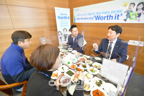 권준학 은행장(사진 오른쪽)과 데이터사업부 직원들이 26일 서울시 중구에 위치한 농협은행 본사에서 오찬을 함께하며 소통하고 있다. (농협은행 제공)