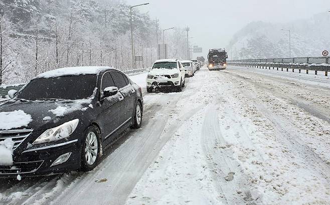 많은 눈이 내린 1일 강원 양양군 양양IC 주변 도로에서 차량들이 서행 운전을 하고 있다.(사진=연합뉴스)