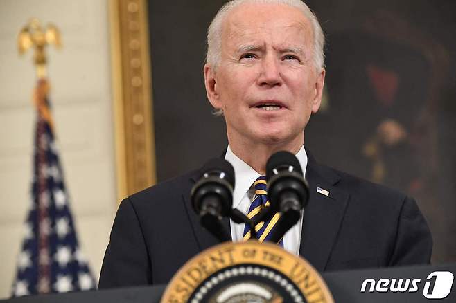 조 바이든 미국 대통령이 지난 24일(현지시간) 워싱턴 백악관에서 반도체· 희토류 ·배터리 등 핵심 품목의 공급망을 확보하는 내용의 행정명령에 서명을 하기 전에 연설을 하고 있다. © AFP=뉴스1 © News1 우동명 기자