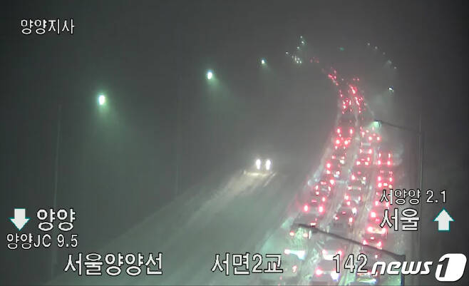 1일 오후 서울 양양선 서면2교 부근에 차량들이 정체돼 있다. (한국도로공사 CCTV 캡쳐) 2021.3.1/뉴스1