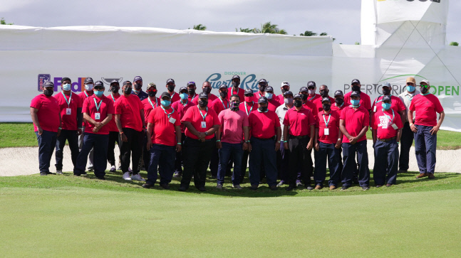 PGA투어 푸에르토리코 오픈 스태프들이 1일(한국시간) 타이거 우즈의 쾌유를 기원하는 검정색 하의와 빨간 셔츠를 단체로 입고 있다. 제공=게티이미지