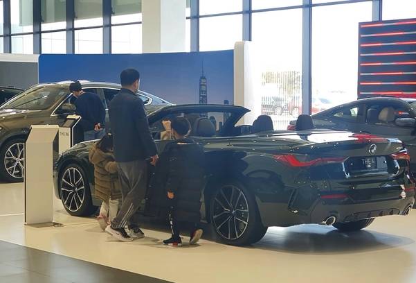 BMW 드라이빙 센터를 구경하는 가족. /민서연 기자