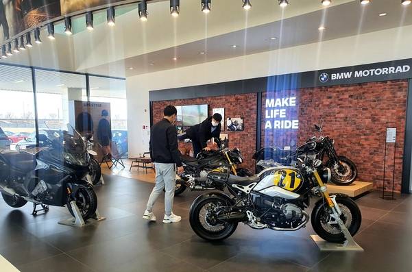 BMW 드라이빙센터를 경험하는 고객들. /민서연 기자