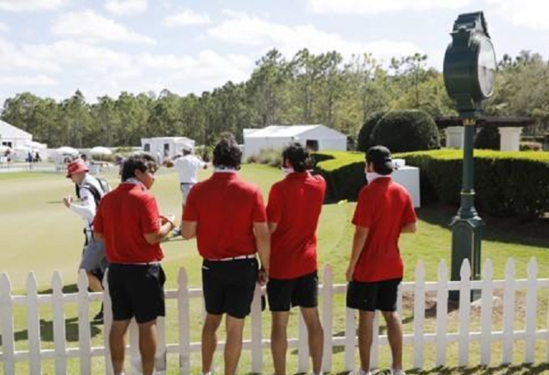 워크데이 챔피언십 관람객들이 빨간 셔츠와 검정 바지 차림으로 경기를 보고 있다. /EPA 연합뉴스