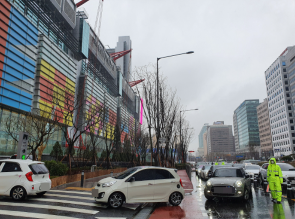 1일 오후 서울 여의도에 있는 더 현대 서울 주차장으로 들어가는 차량 행렬이 이어지고 있다. /이선목 기자