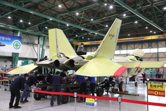 지난 달 24일 경남 사천 한국항공우주산업(KAI) 사천공장에서 한국형전투기 KF-X 시제기 막바지 조립 작업이 진행되고 있다. 국방일보 제공