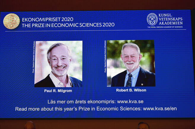 2020년 노벨 경제학상을 수상한 폴 밀그럼(왼쪽) 교수와 로버트 윌슨 스탠퍼드대 교수. AP 연합뉴스