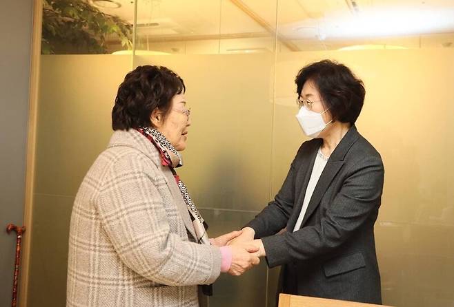 정영애 여성가족부 장관이 1일 낮 12시 서울 광화문 인근 식당에서 일본군‘위안부’ 피해자인 이용수 할머니와 만나 의견을 나누고 있다. 여성가족부 제공