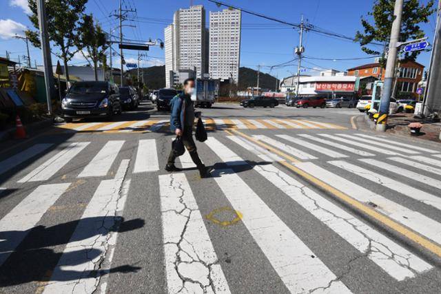 지난해 10월 10대 무면허 렌터카 사망 사고가 일어난 전남 화순군 횡단보도에서 한 시민이 길을 건너고 있다. 화순=고영권 기자