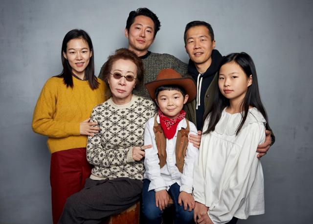 정이삭 감독(위 왼쪽 세번째)이 ‘미나리’ 출연진과 포즈를 취하고 있다. AP 연합뉴스