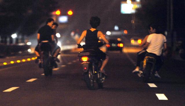2009년 광복절 새벽 오토바이 폭주를 즐기는 세 명의 청소년들. 한국일보 자료사진.