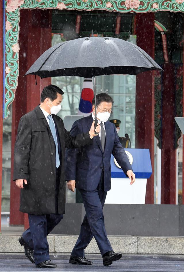문재인 대통령이 1일 오전 서울 종로구 탑골공원에서 열린 제102주년 3‧1절 기념식에 참석해 기념사를 마친 후 우산을 쓰고 연단을 내려오고 있다. 왕태석 선임기자