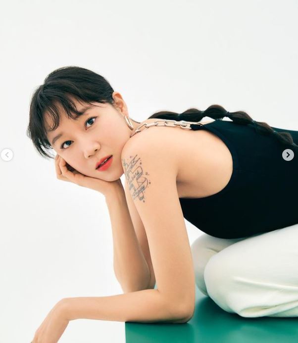 Actor Gong Hyo-jins KonyasporKonyasporhan AD cut has been unveiled.Gong Hyo-jins agency recently unveiled a variety of beauty brand AD cuts shot by Gong Hyo-jin.In the photo, Gong Hyo-jin lay on the floor wearing a black top and emanated a sexy yet chic charm.In another photo, she lay down in a hot pink skirt with a short sleeveless with a belly button and waist, emphasizing her cute yet skinny body.In the close-up cut with an upper body emphasis, a large cross-shaped Tattoo on the left shoulder and forearm caught the eye.The fans who came in contact with the photos are Gong Hyo-jin Is What, Konyaspor color clothes, fashionista, Tattoo is so beautiful.Gong Hyo-jin , This sister is also a preservative beauty, I can not see it at all in my 40s and so on.