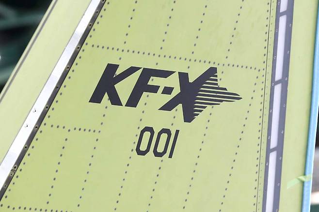 지난 24일 경남 사천 한국항공우주산업(KAI) 공장에서 오는 4월 출고할 한국형 차세대 전투기(KF-X) 시제기를 처음 공개했다. 도장만 하지 않은 완전한 형태다. [사진 국방일보]