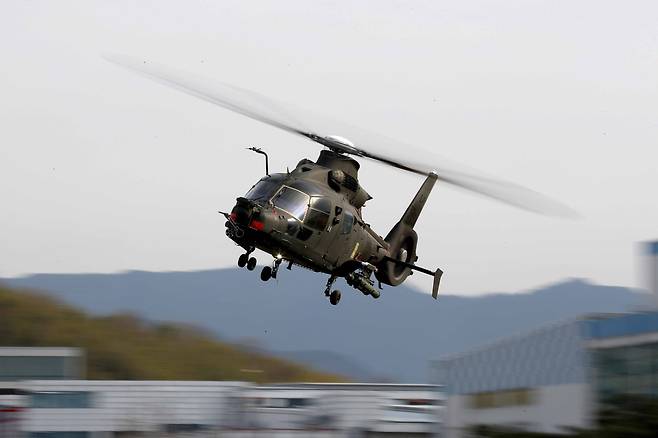 지난 24일 경남 사천 한국항공우주산업(KAI) 본사에서 소형 무장헬기(LAH) 시제기가 테스트 비행을 하고 있다. [사진 국방일보]