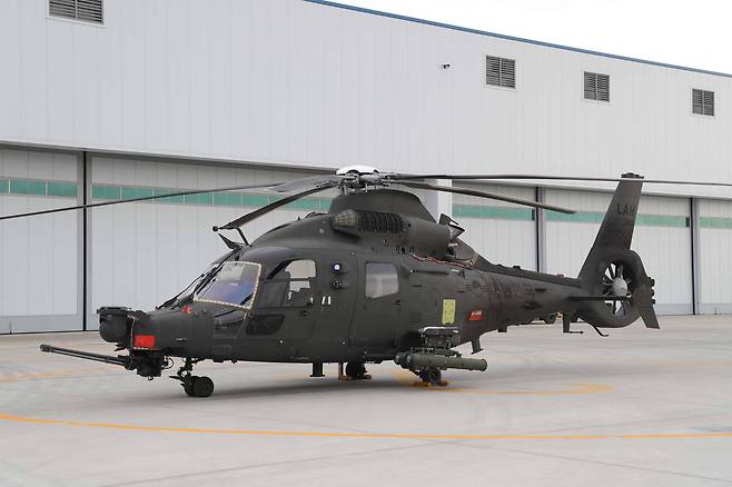 지난 24일 경남 사천 한국항공우주산업(KAI) 본사에서 공개한 소형 무장헬기(LAH) 시제기의 모습. [사진 국방일보]