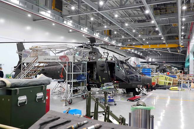 지난 24일 경남 사천 한국항공우주산업(KAI) 공장에서 소형 무장헬기(LAH)를 조립하는 모습. [사진 국방일보]